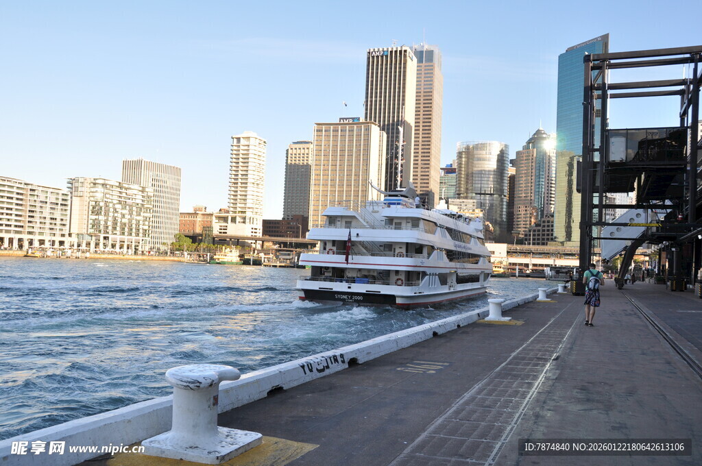 河畔游船与城市天际线
