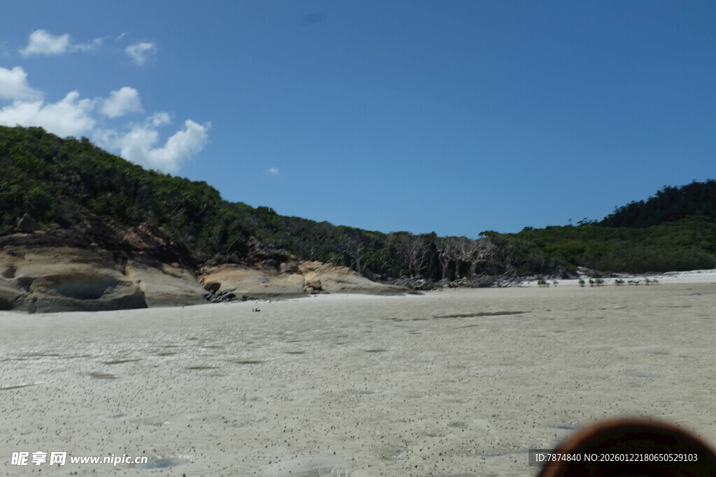 美丽沙滩与远处青山景色