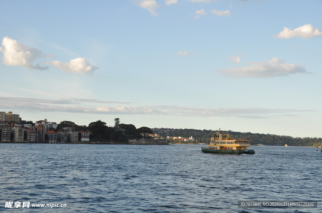 海上船只与远处城市景观