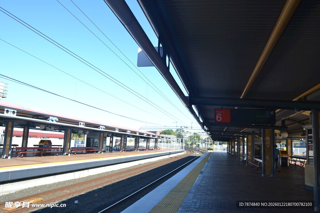 空旷的火车站台场景