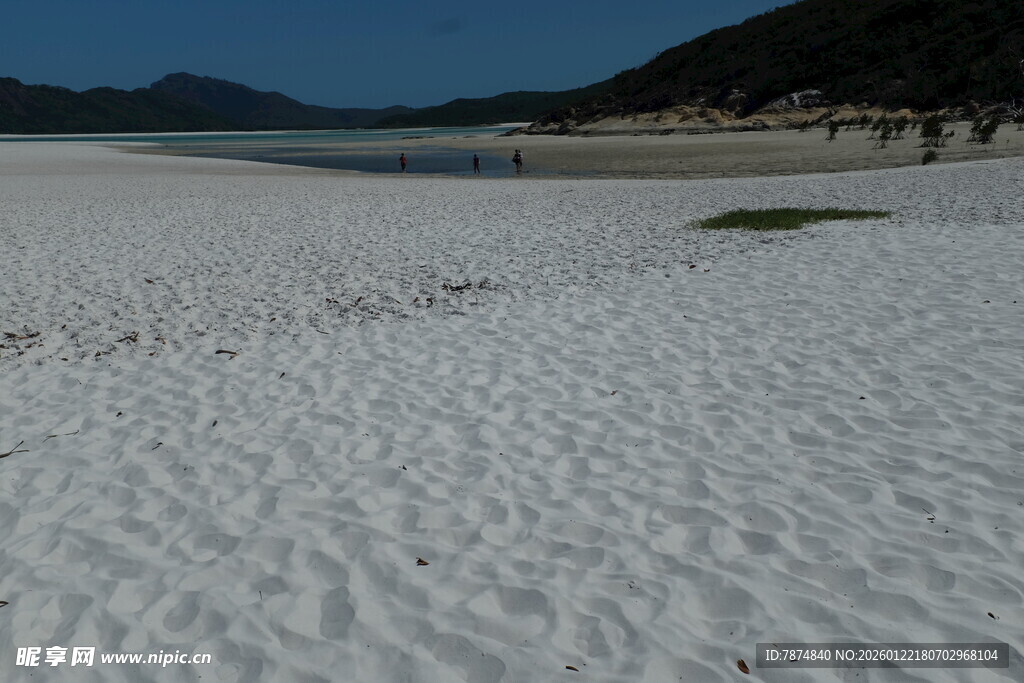 白色沙滩与远处山峦
