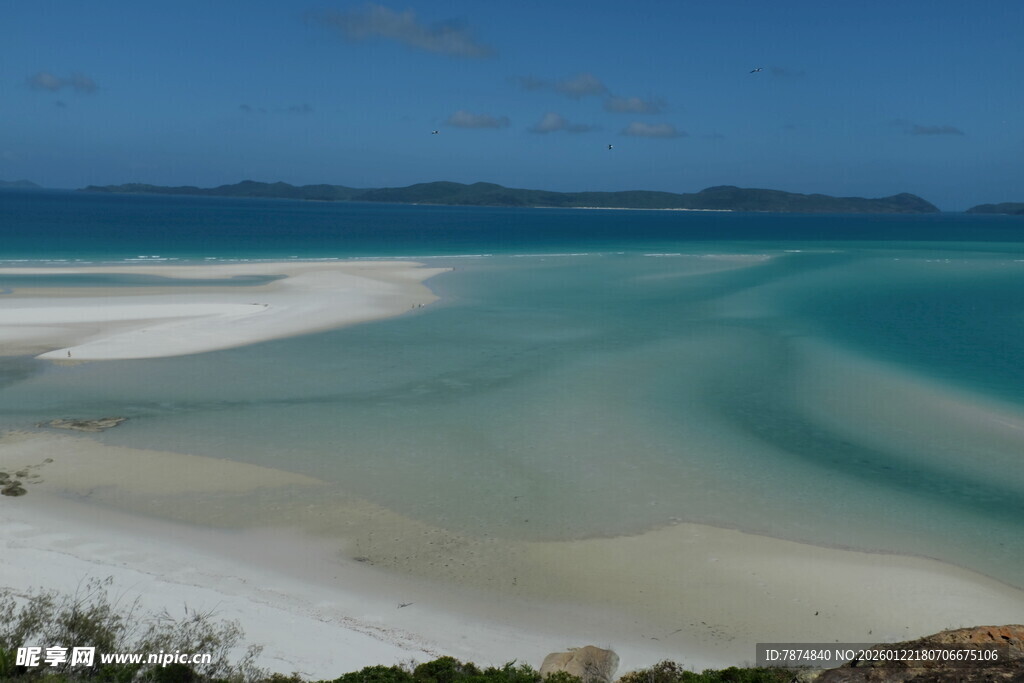 美丽海滩的迷人蓝白景致