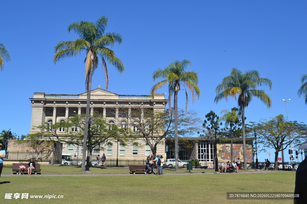 热带风情下的宏伟建筑