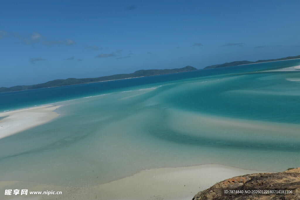 梦幻蓝绿相间的迷人海滩