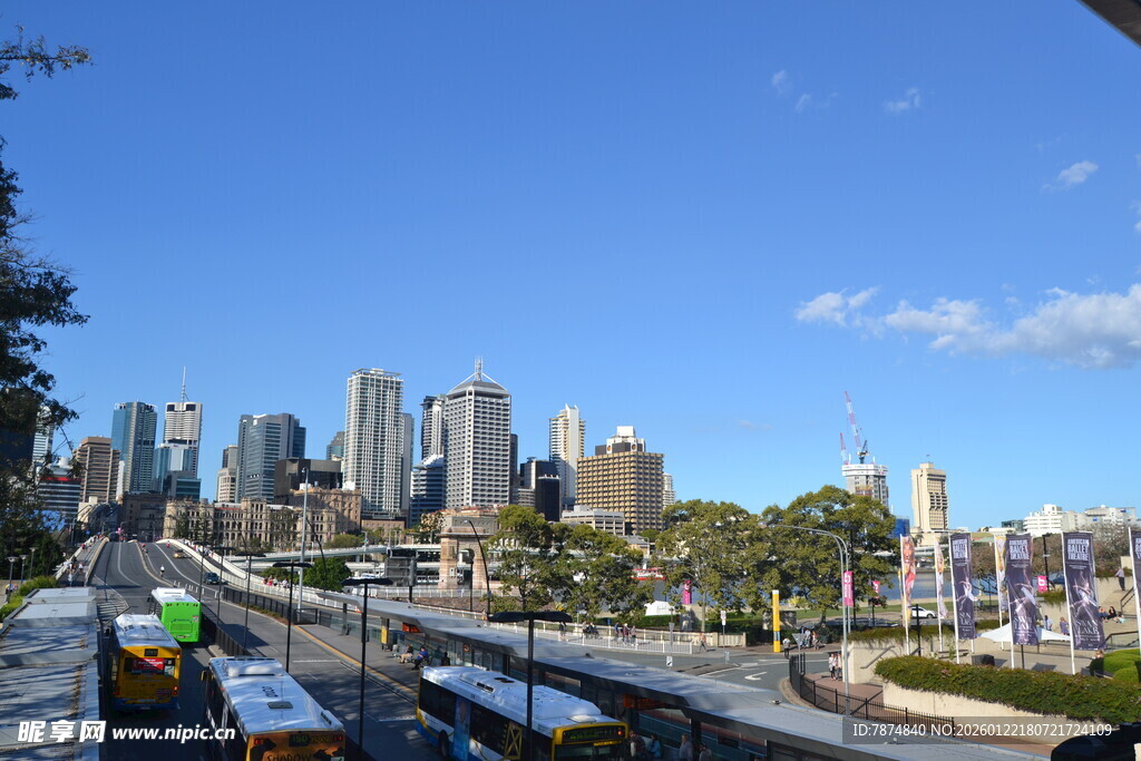 城市滨水风光 高楼林立