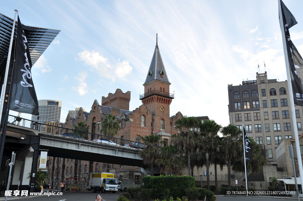 城市中古老与现代建筑景观