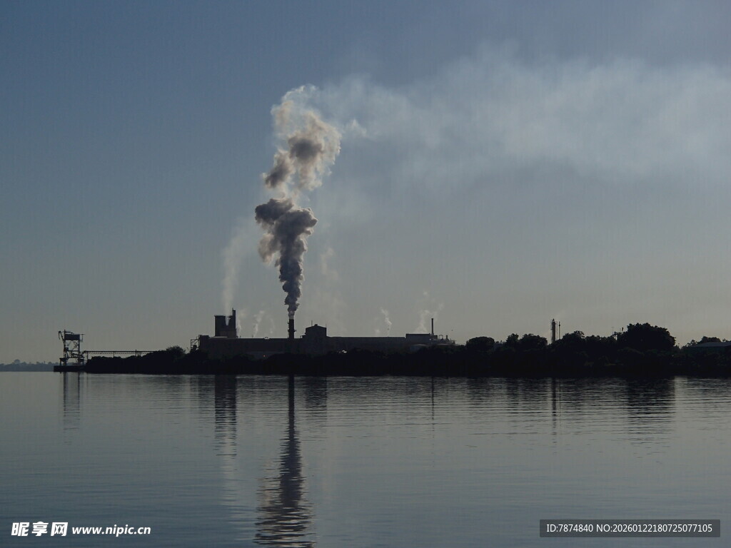 湖畔工厂烟囱冒烟景象
