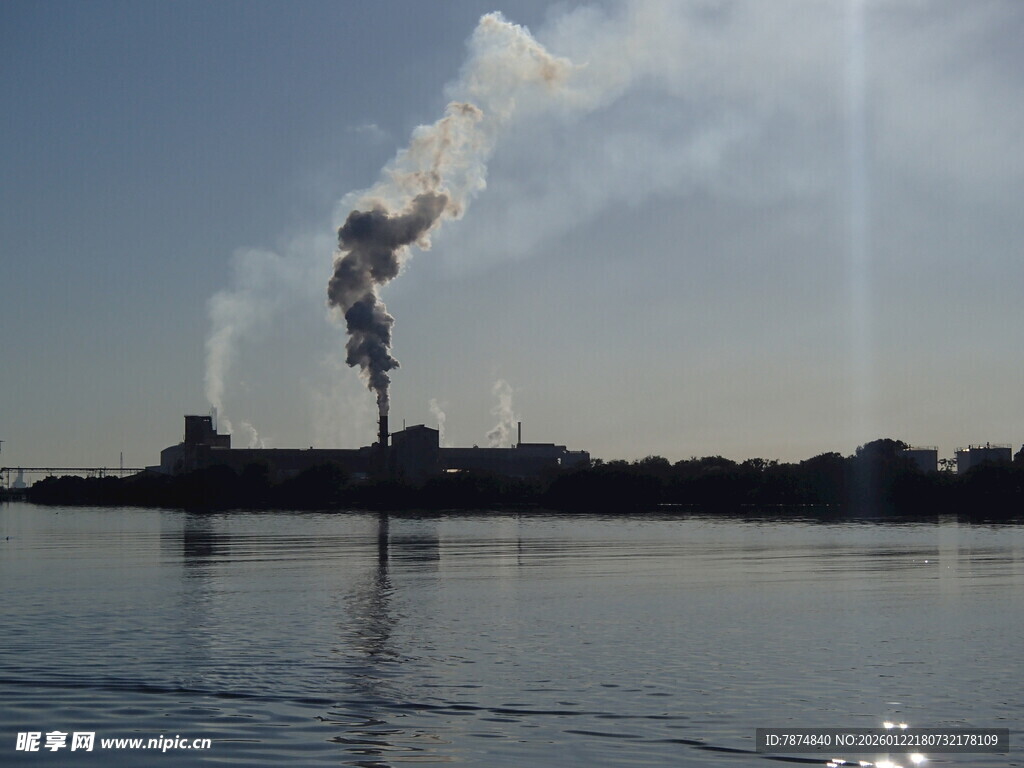 湖边工厂烟囱排放烟雾