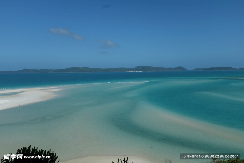 美丽蓝绿色调的迷人海滩