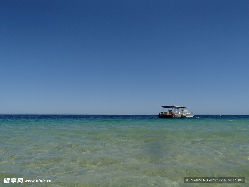 碧海蓝天中的海上小屋