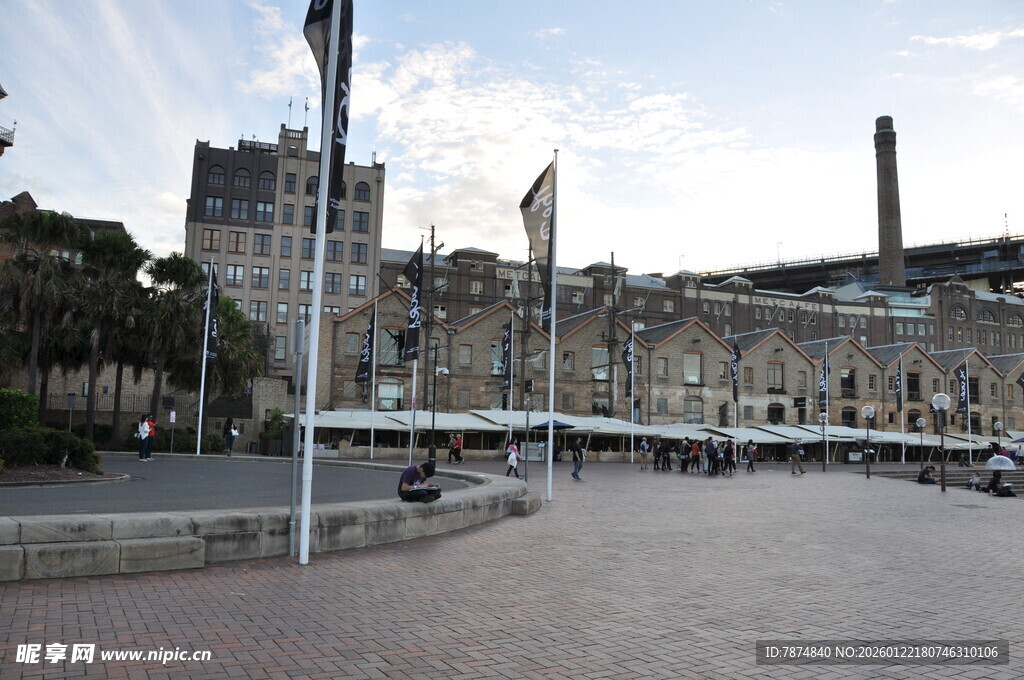 城市广场旁的古老建筑景观