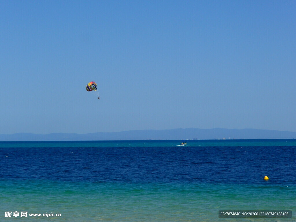 海上滑翔伞 碧海蓝天美景