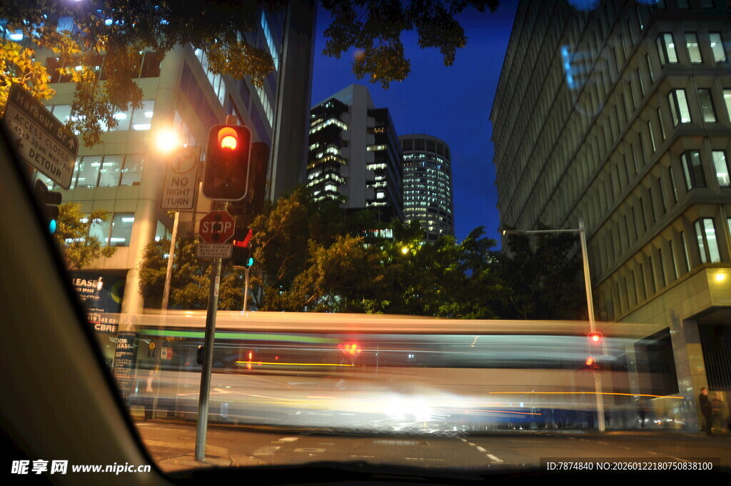 车内视角的城市夜景车流