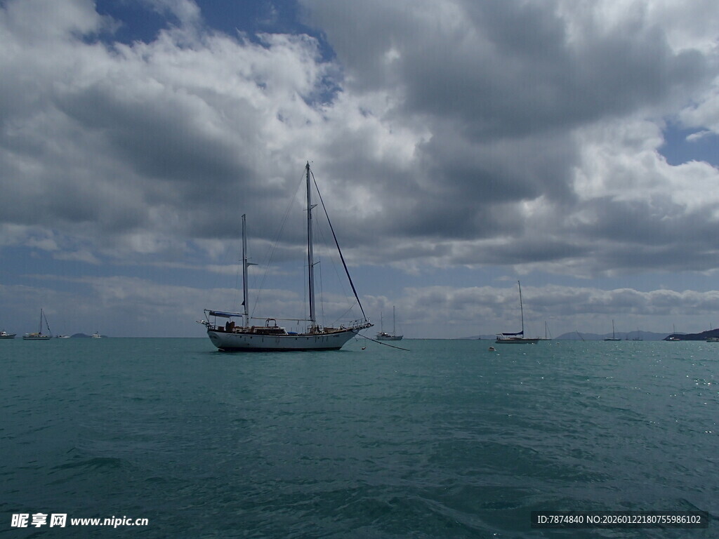 海上帆船伴云景