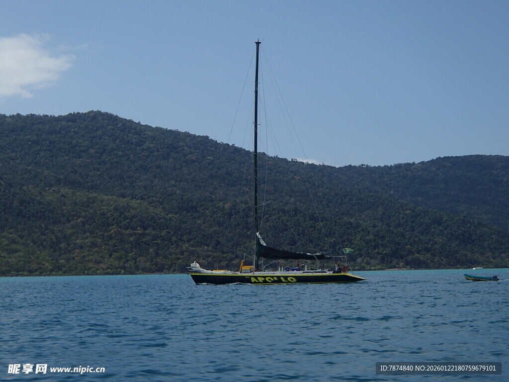 海上帆船停泊于青山前