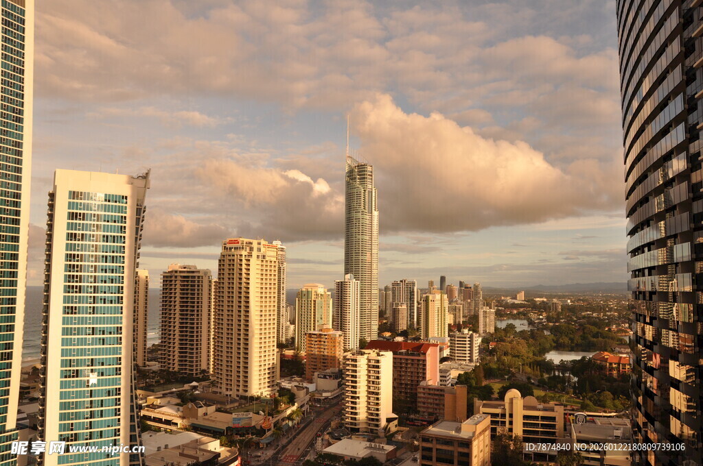 城市天际线与绚丽云霞