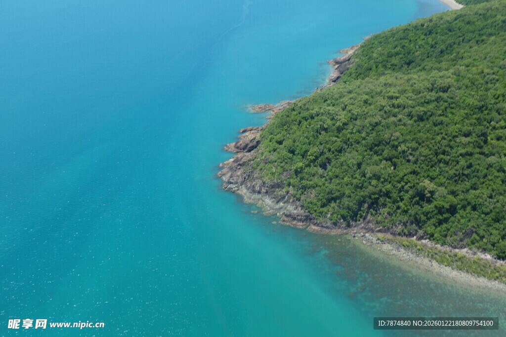 碧海绿岸的美丽海岸线