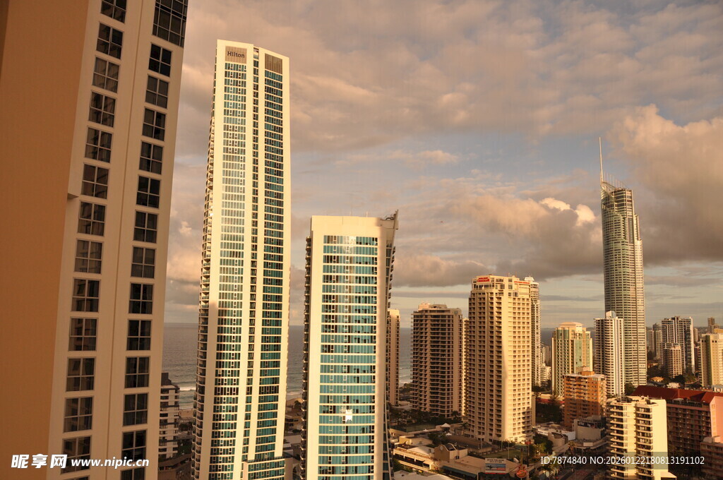 城市天际线 高楼映晚霞