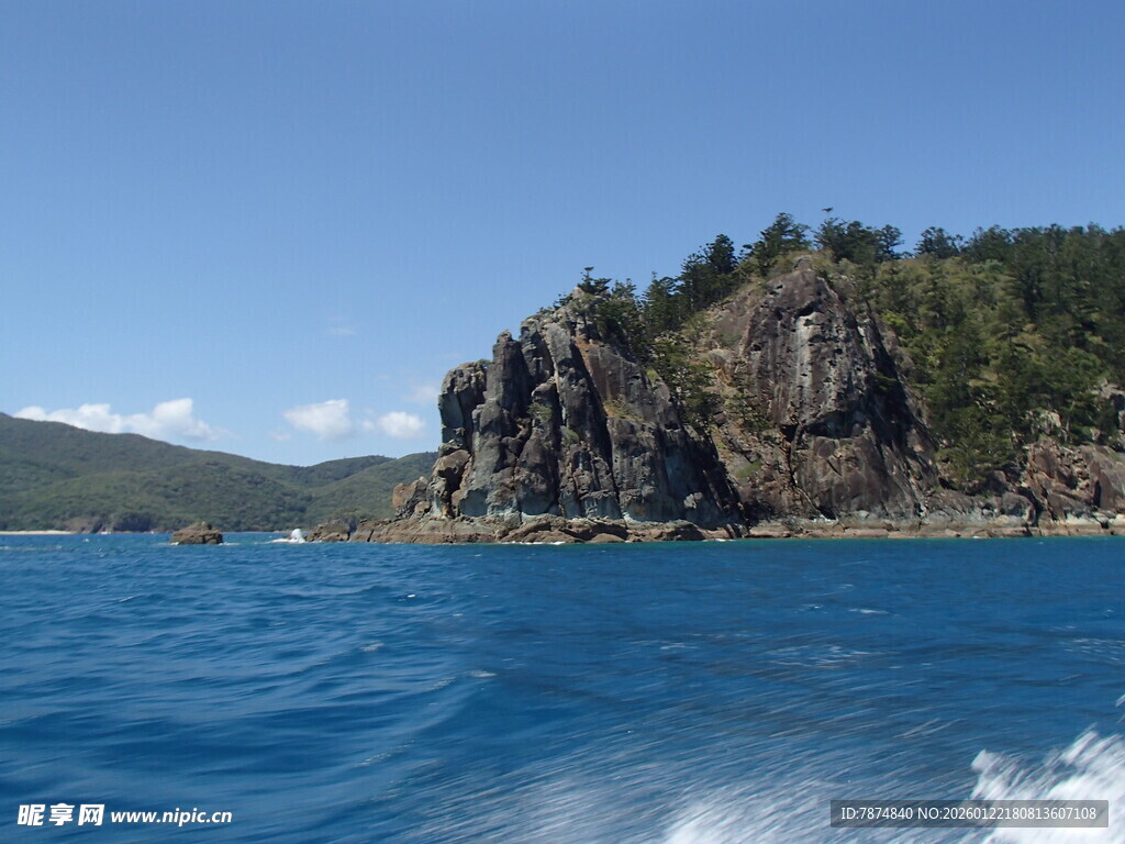 海上远眺嶙峋岩石景观