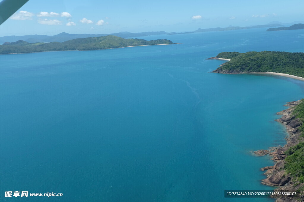 俯瞰蓝色海湾与岛屿
