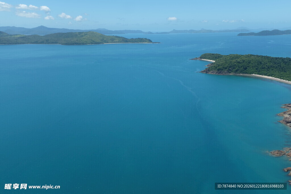 碧海蓝天中的美丽海岛
