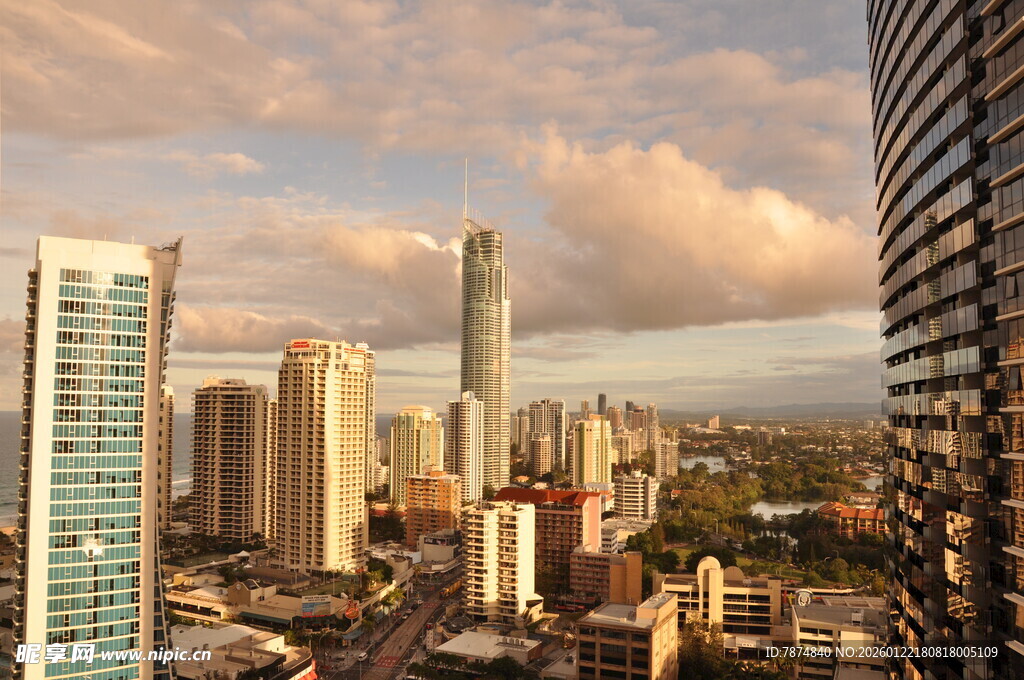 城市天际线与多彩云霞
