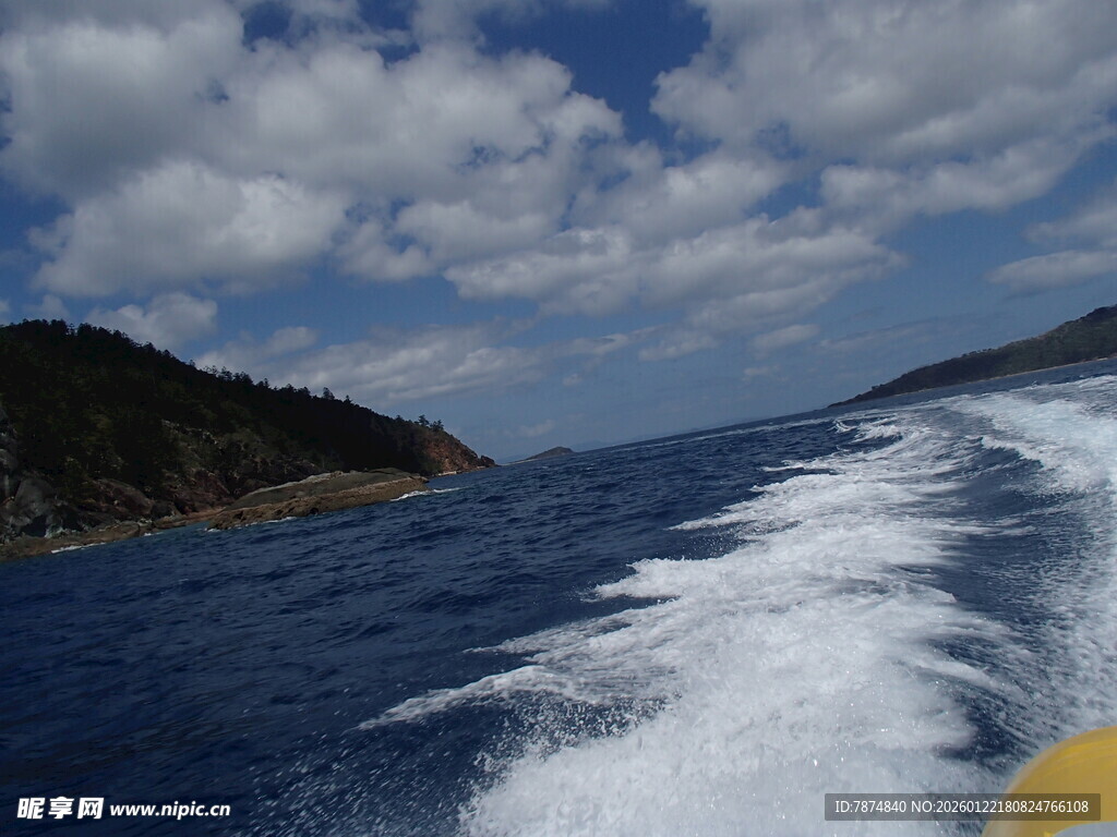 海上行舟 激起白色浪花