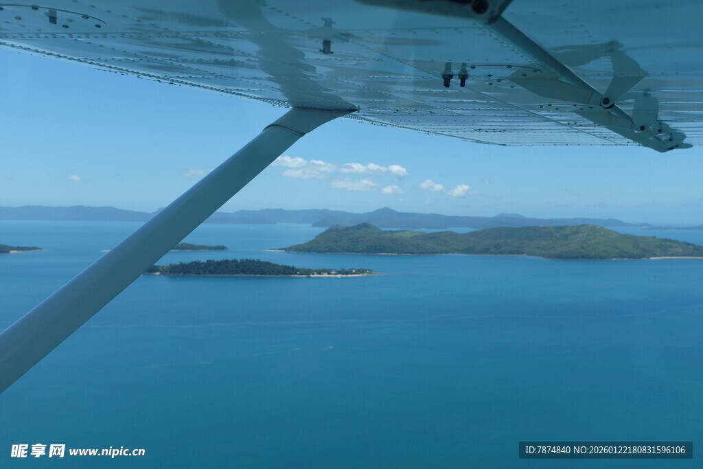 飞机视角下的碧海小岛