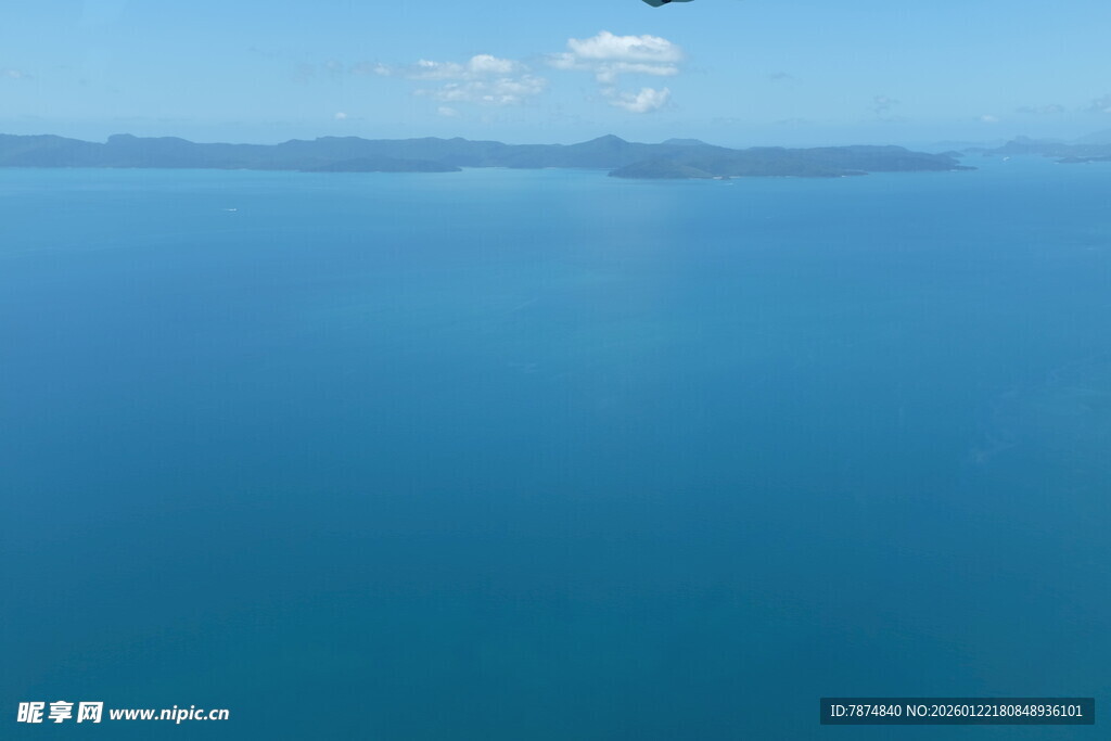 广阔蔚蓝大海与远处岛屿