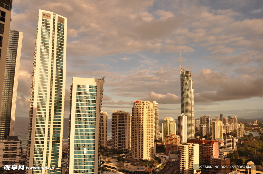 城市天际线 高楼映晚霞
