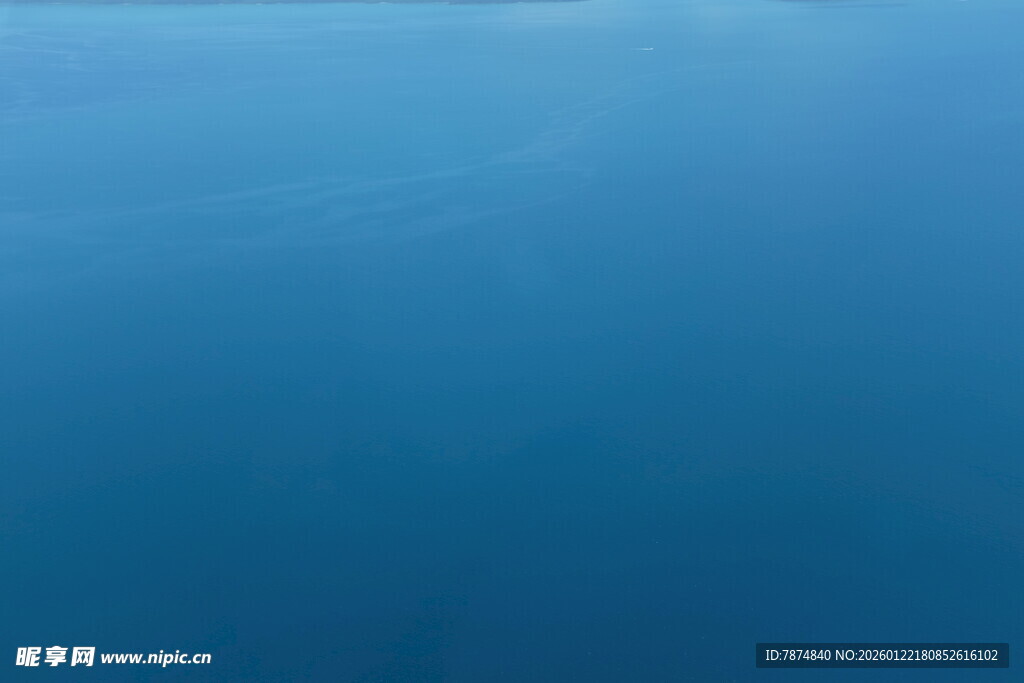 蓝色纯净水面