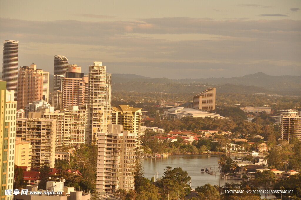 城市天际线与河畔景观