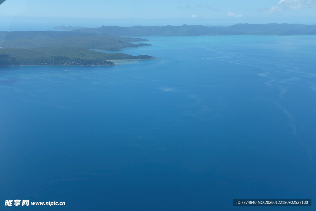 广阔蓝色水域鸟瞰图