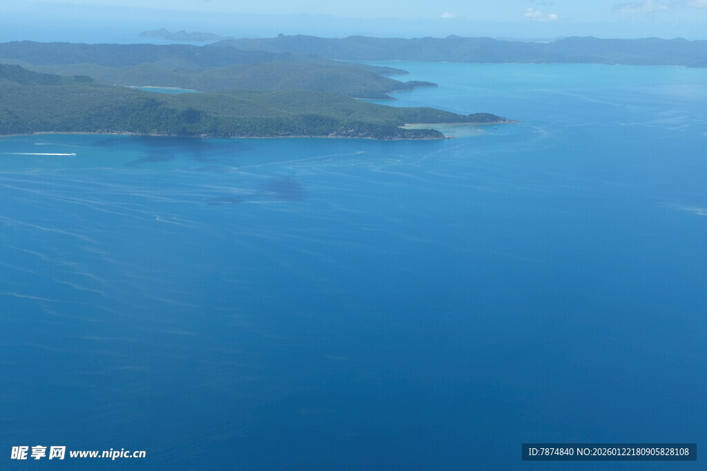 俯瞰蓝色广阔海域景观