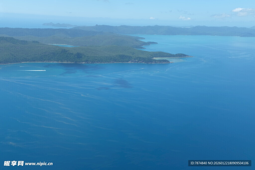 俯瞰碧蓝大海与岛屿