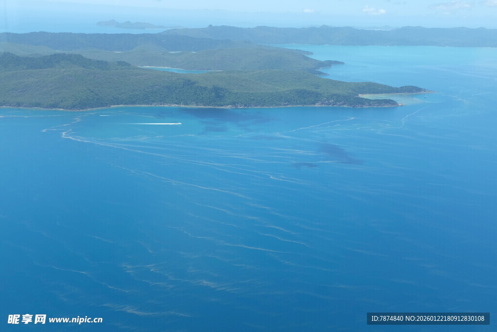 俯瞰蓝色海洋与岸边景色