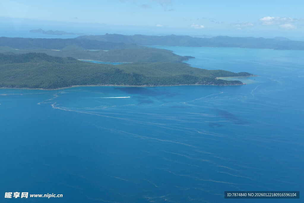 俯瞰碧海环绕的岛屿