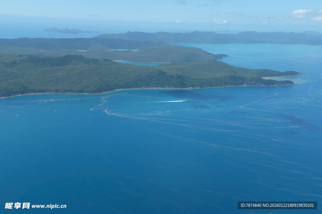 碧海环绕的岛屿风光