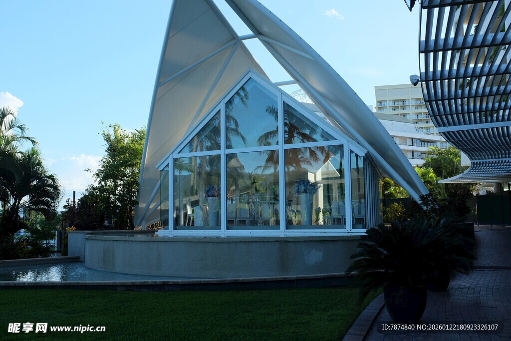 现代玻璃三角造型建筑