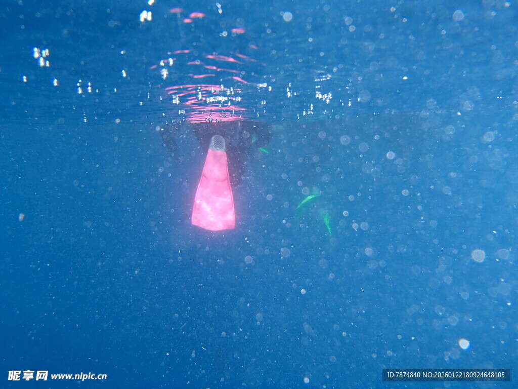 深海中发光的神秘物体