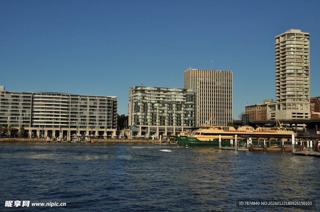 河畔城市建筑群风景