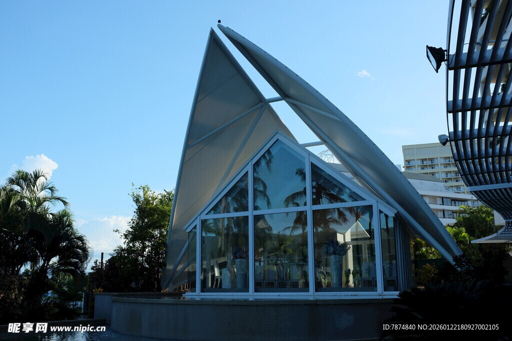 现代三角形玻璃建筑外观