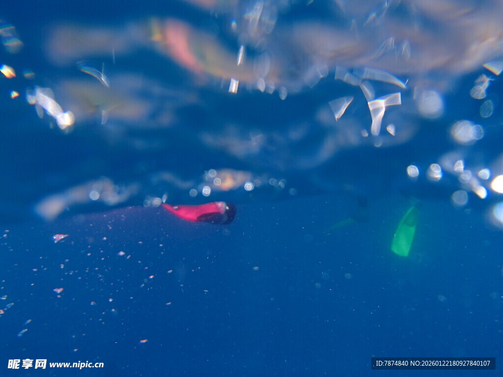 梦幻蓝色背景下的多彩光斑