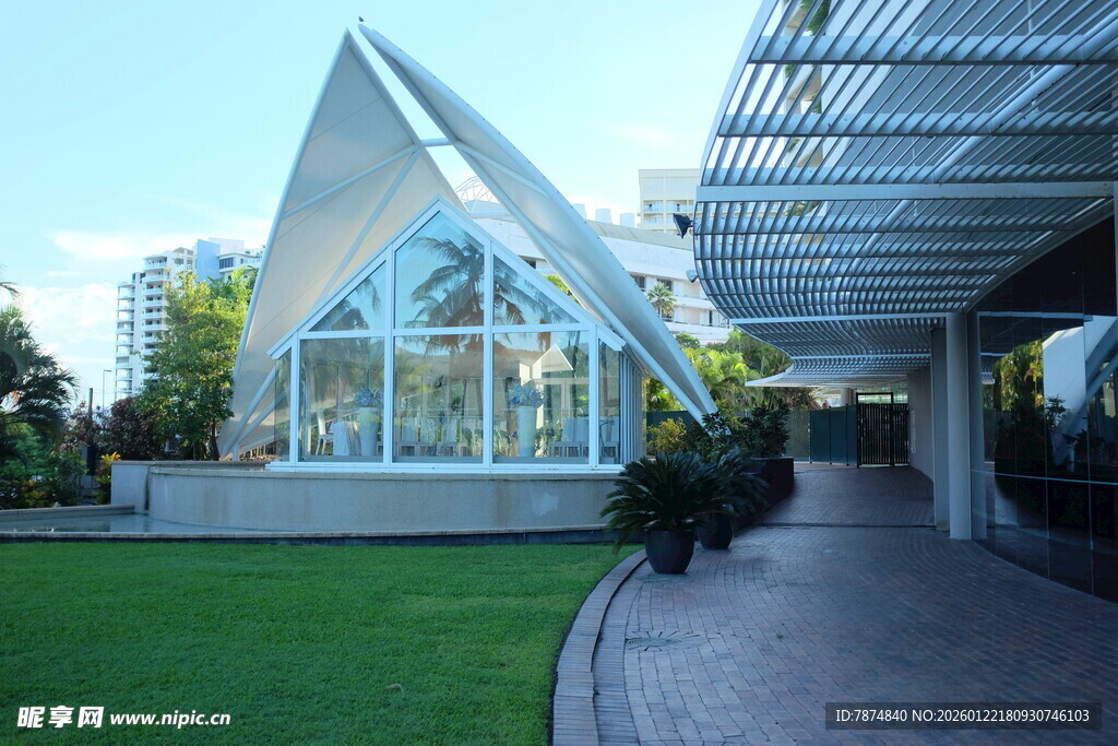 现代玻璃建筑与户外草坪