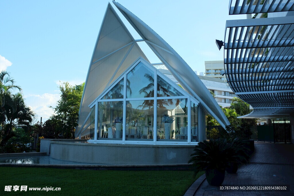 现代三角形玻璃建筑外观