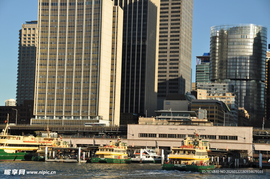 城市滨水建筑群景象