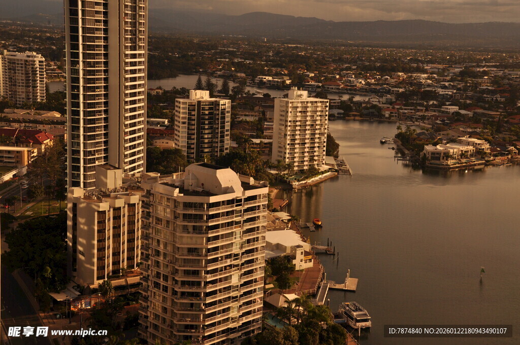 城市河畔高楼景观