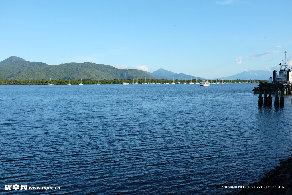 宁静湖畔的码头与远山