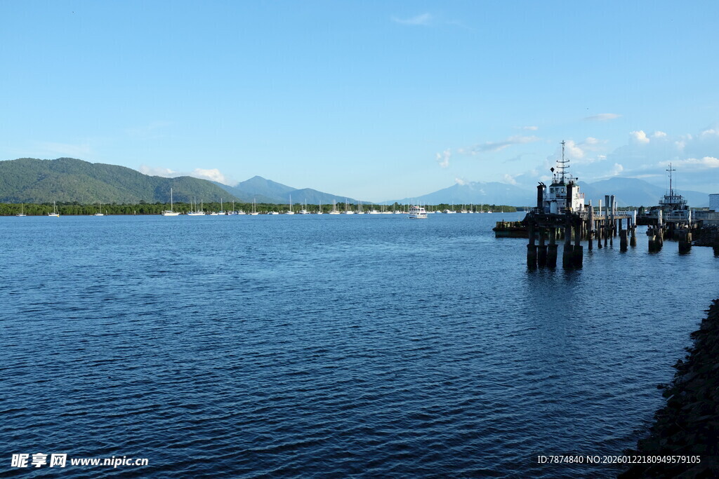 宁静河畔码头风景
