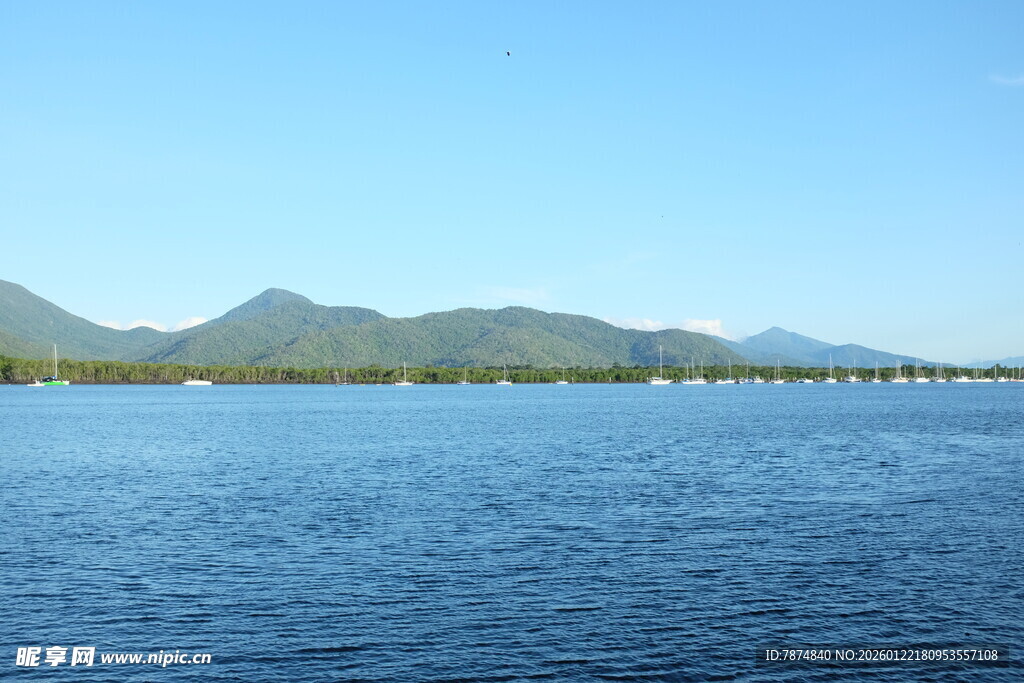 宁静湖水与远处山峦
